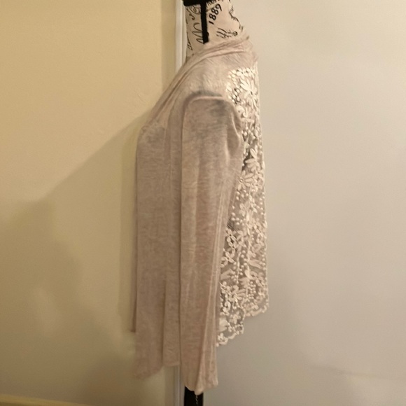 🤍👚 Iva Oatmeal White Light Sweater/Shrug W/Floral Lace Open Back Size L - Picture 4 of 6
